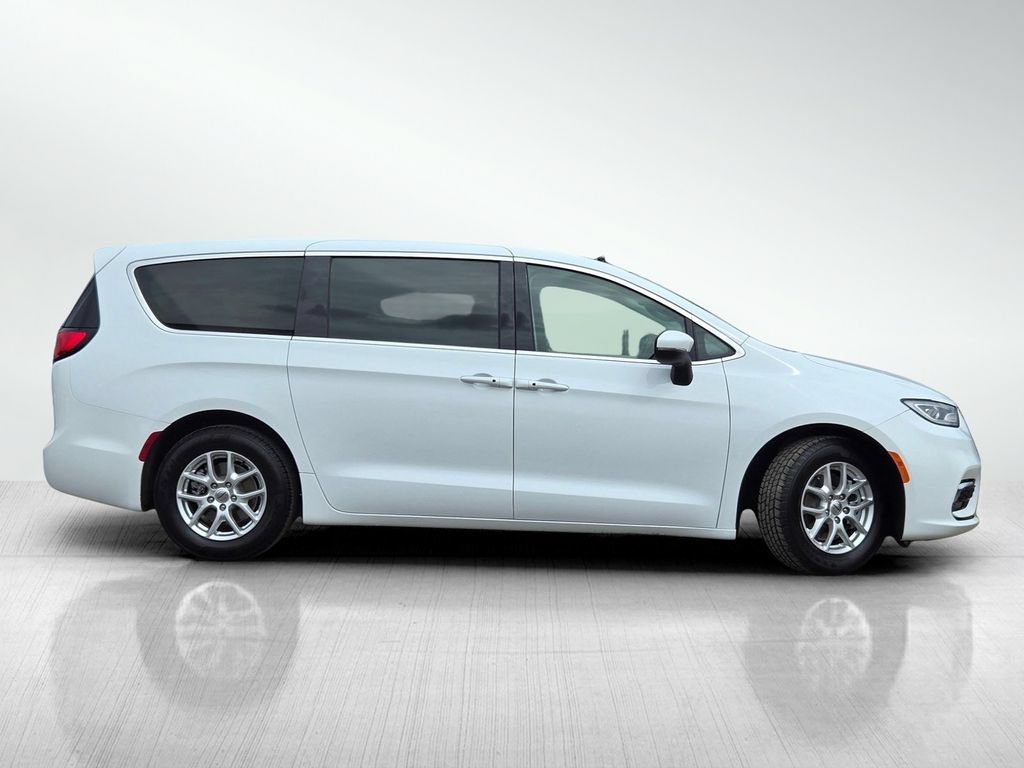 Used 2023 Chrysler Pacifica Touring-L FWD image 4