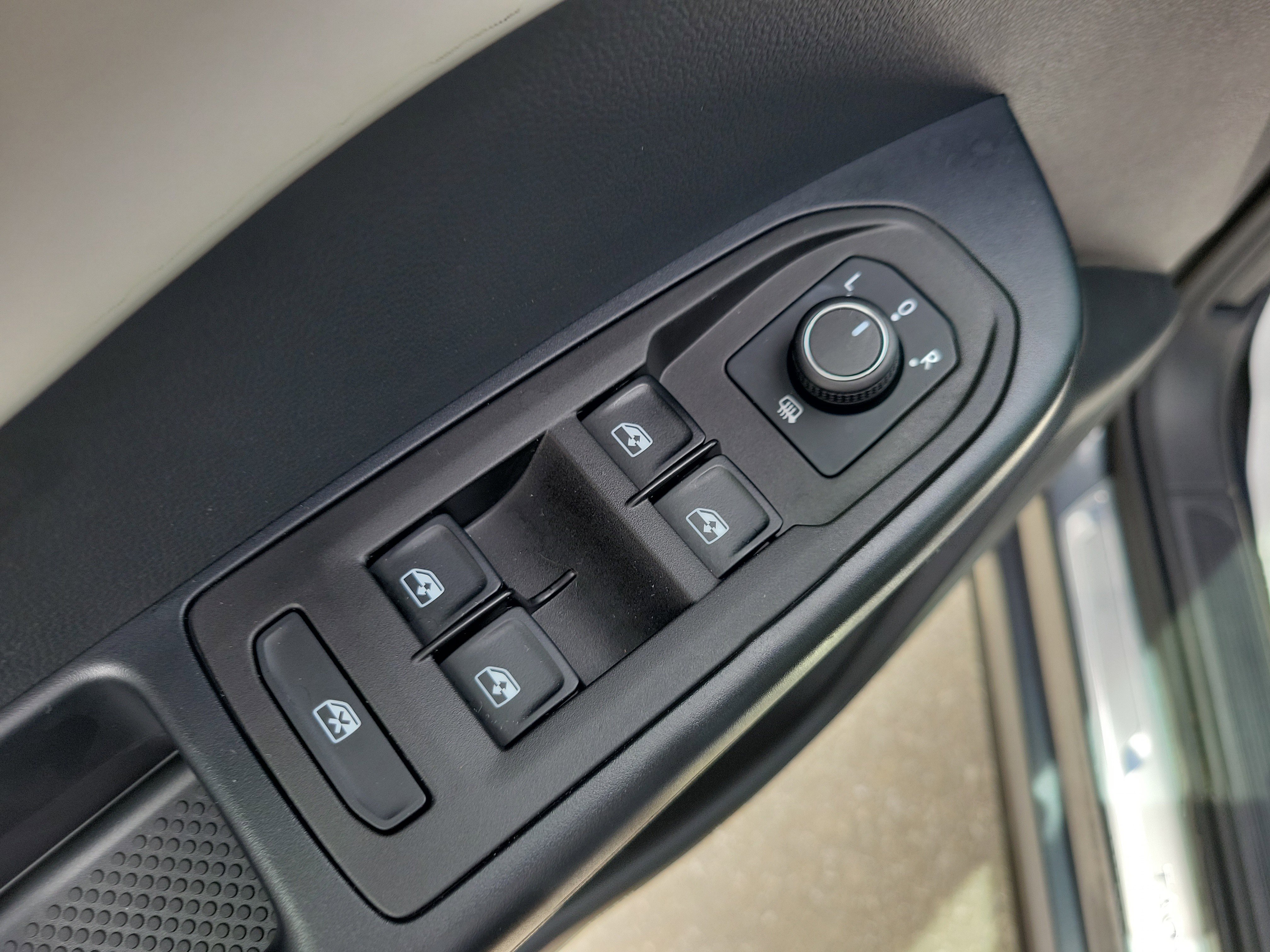 Used 2025 Volkswagen Taos SE FWD image 19