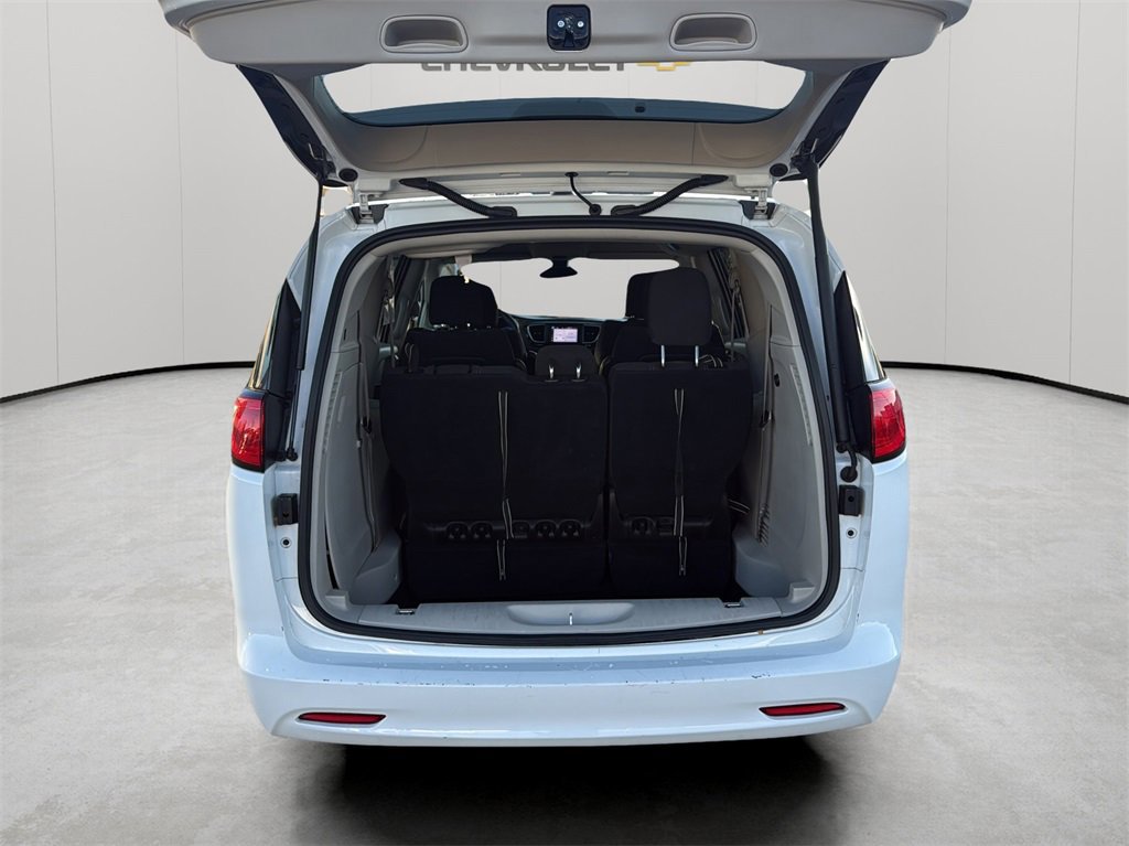 Used 2022 Chrysler Voyager LX image 55