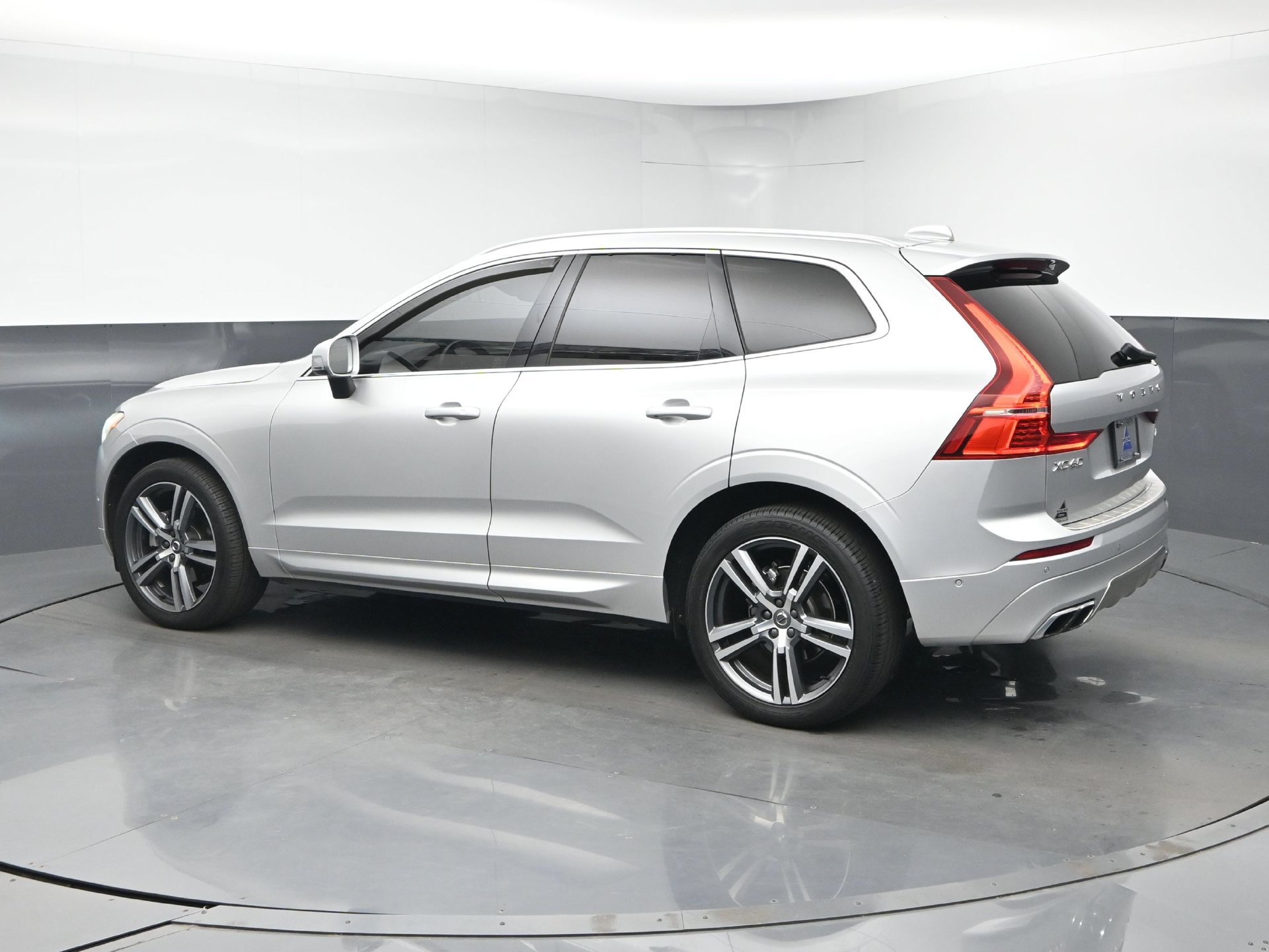 Used 2018 Volvo XC60 T5 Momentum w/ Vision Package AWD/4WD image 6