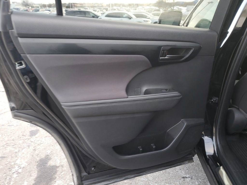 Used 2023 Toyota Highlander LE image 26