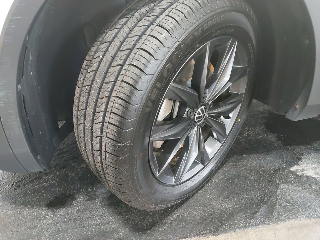 Used 2022 Volkswagen Tiguan SE image 32