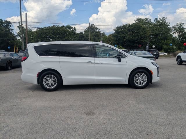 New 2027 Chrysler Pacifica Select FWD image 2