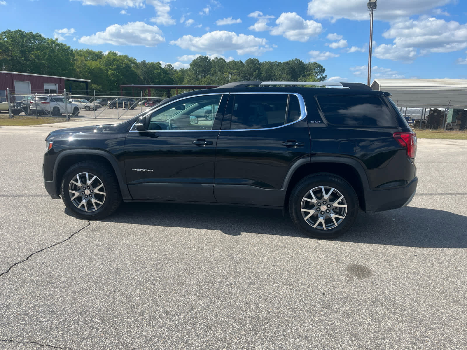 Used 2022 GMC Acadia SLT w/ Technology Package image 3