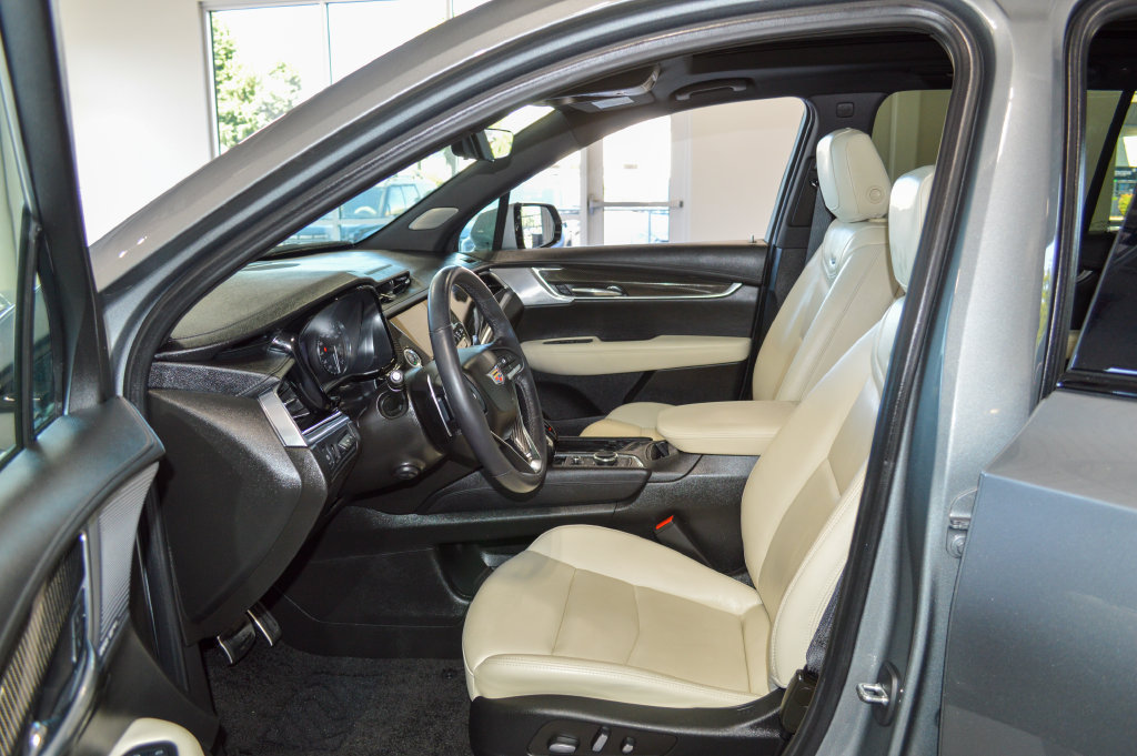 Used 2023 Cadillac XT6 Sport w/ Technology Package AWD/4WD image 8