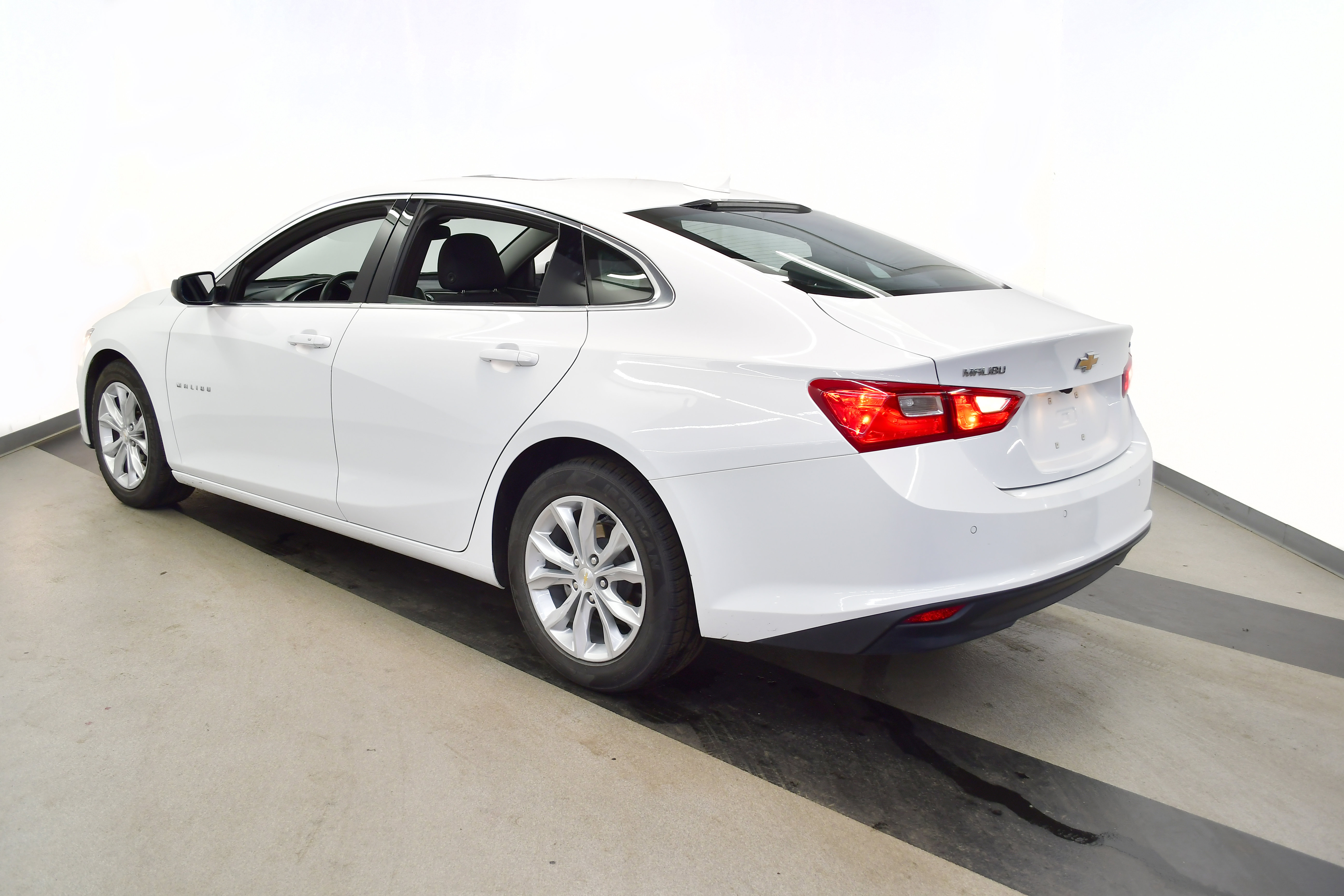 Used 2024 Chevrolet Malibu LT FWD image 2