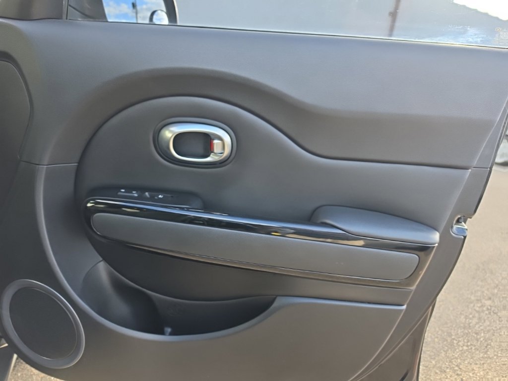 Used 2015 Kia Soul ! FWD image 22