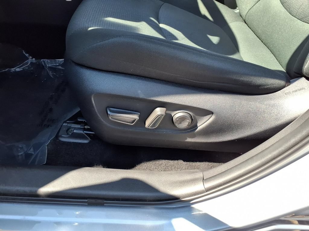 Used 2025 Toyota RAV4 XLE FWD image 21