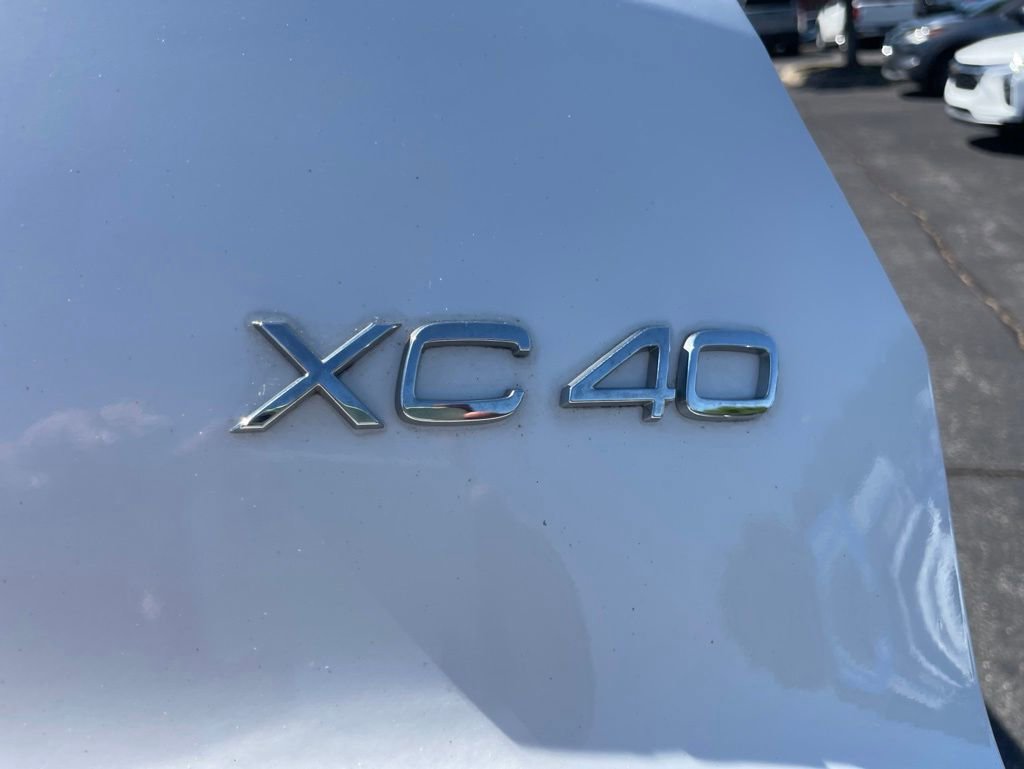 Used 2023 Volvo XC40 B5 Plus AWD/4WD image 12