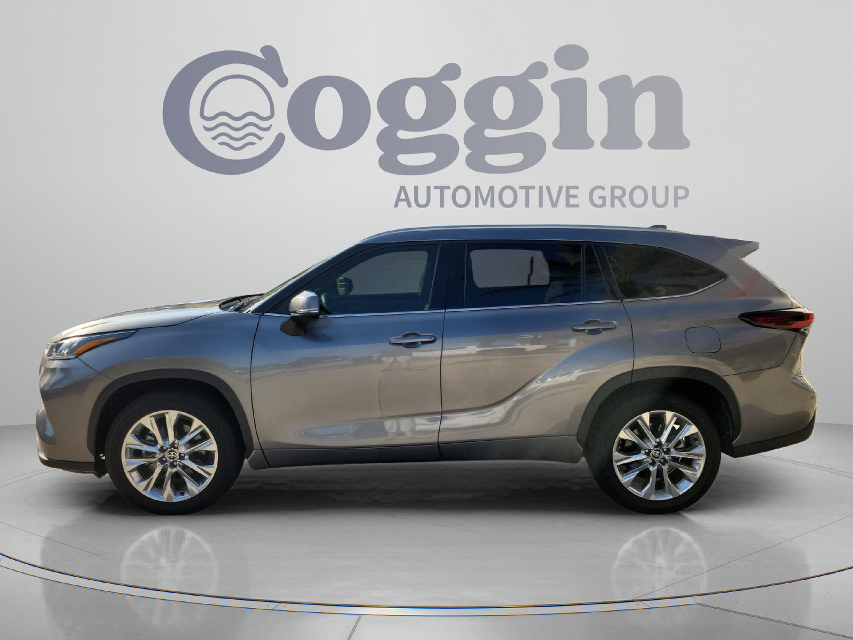 Certified 2025 Toyota Highlander Limited FWD image 3