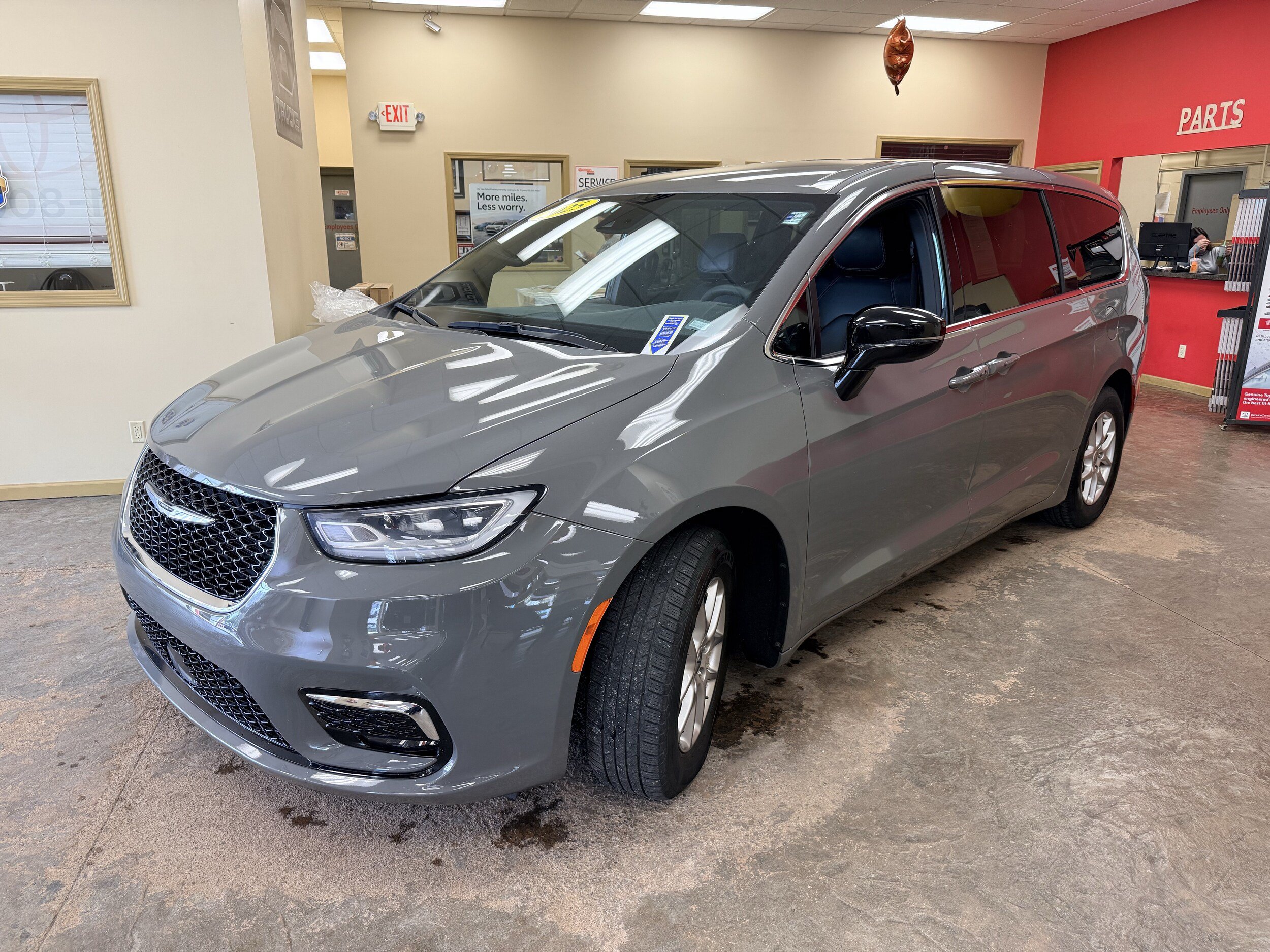 Used 2025 Chrysler Pacifica Select FWD image 3