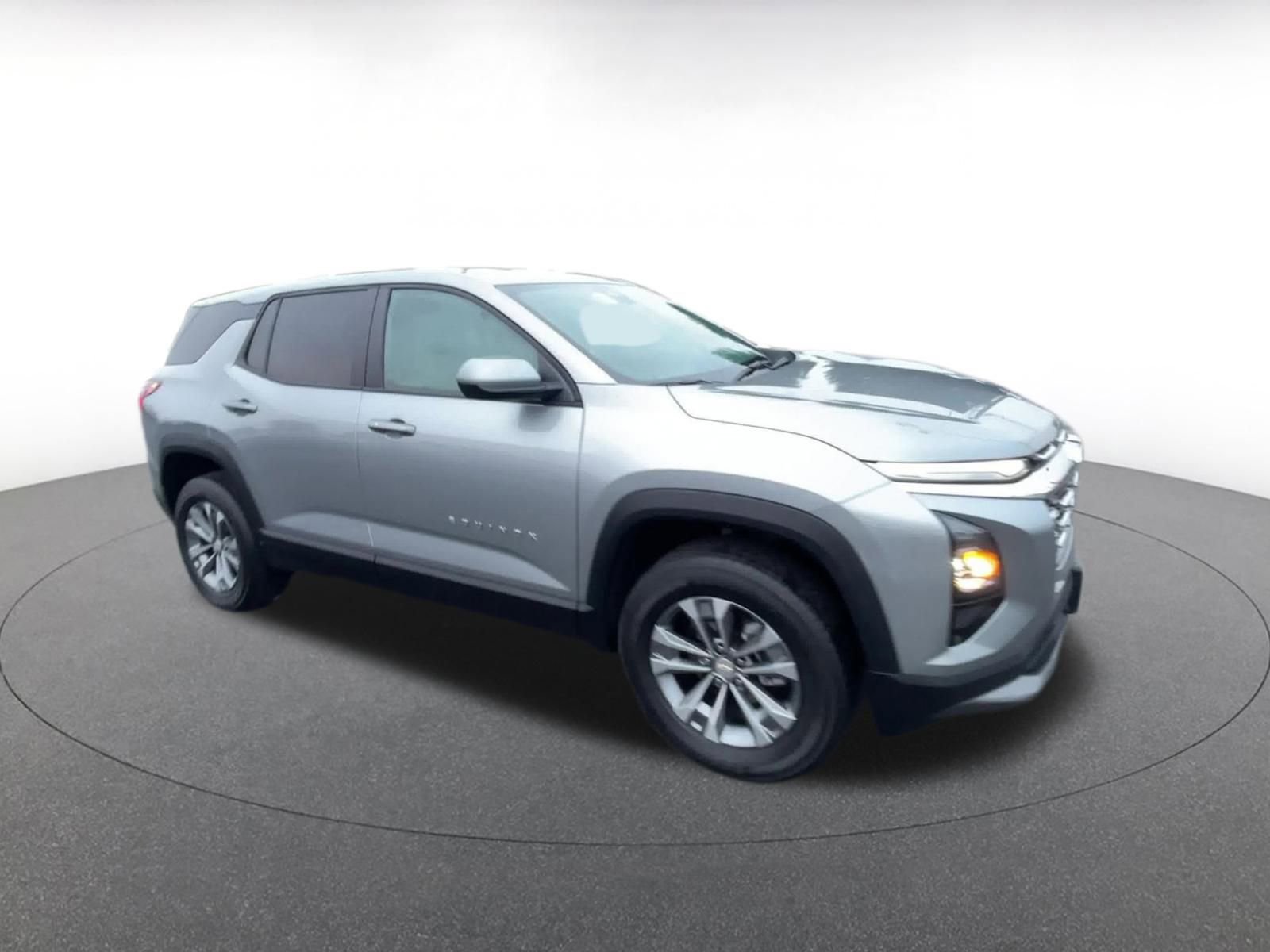 Used 2025 Chevrolet Equinox LT image 2