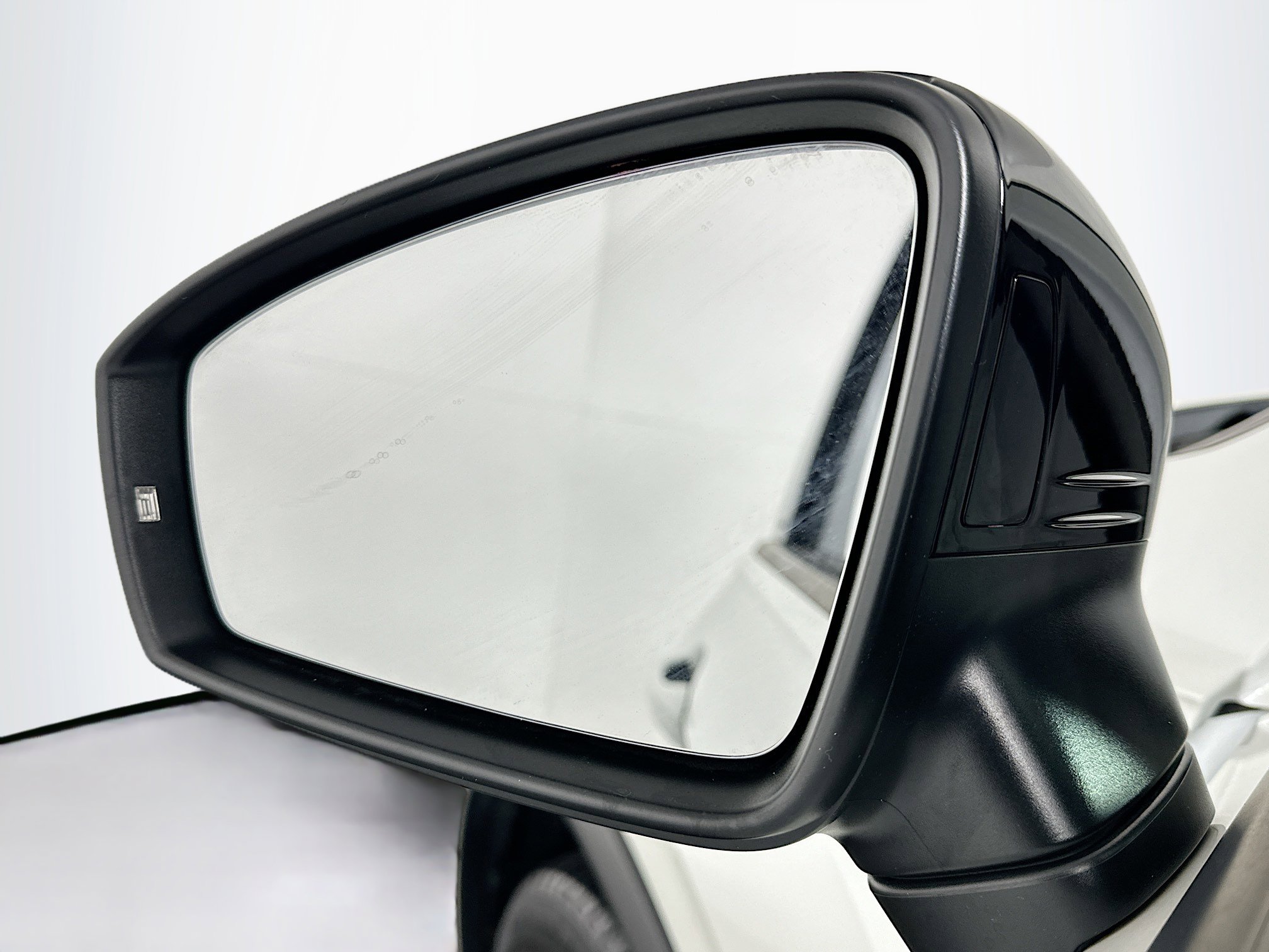 Used 2022 Volkswagen Tiguan SE R-Line image 16