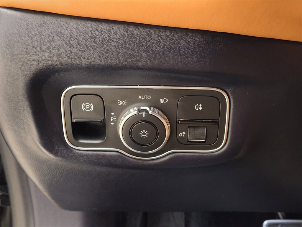 Used 2021 Aston Martin DB11 image 35