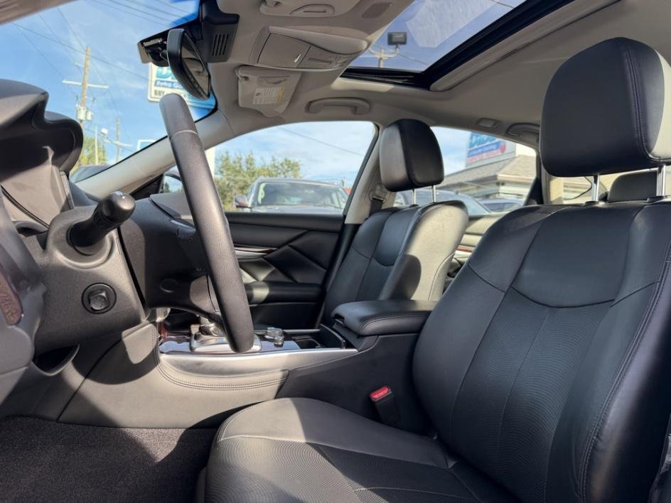 Used 2019 INFINITI Q70 Luxe w/ Proactive Package image 16