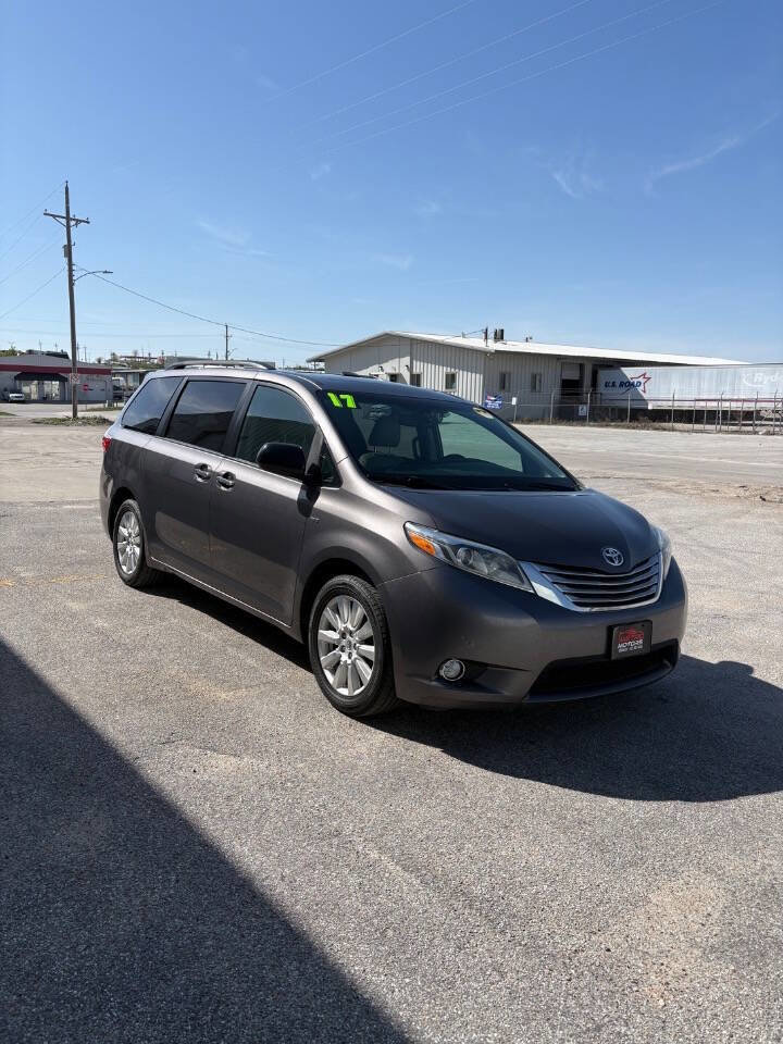 Used 2017 Toyota Sienna Limited Premium AWD/4WD image 2