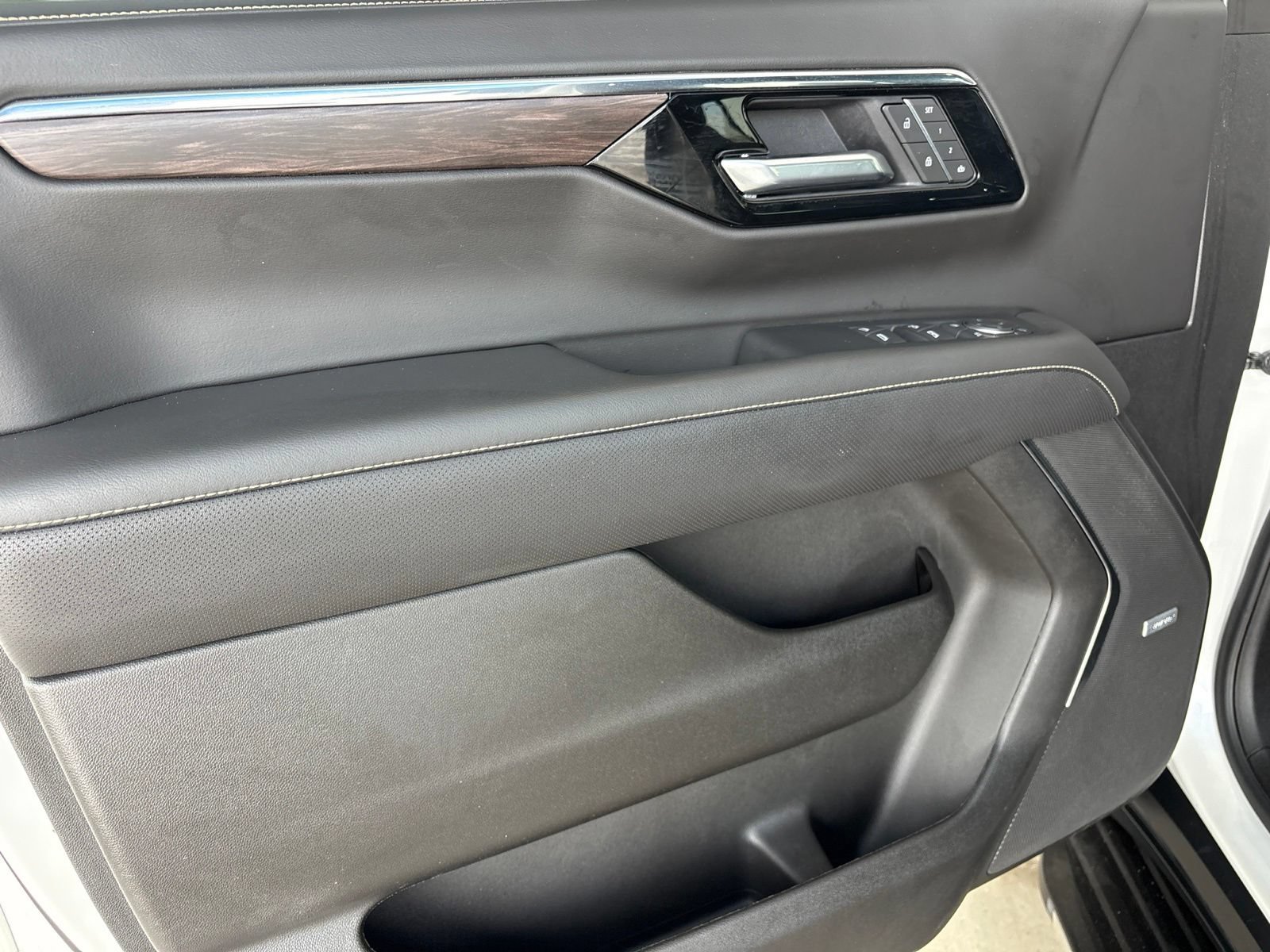 Used 2025 Chevrolet Tahoe Premier AWD/4WD image 10
