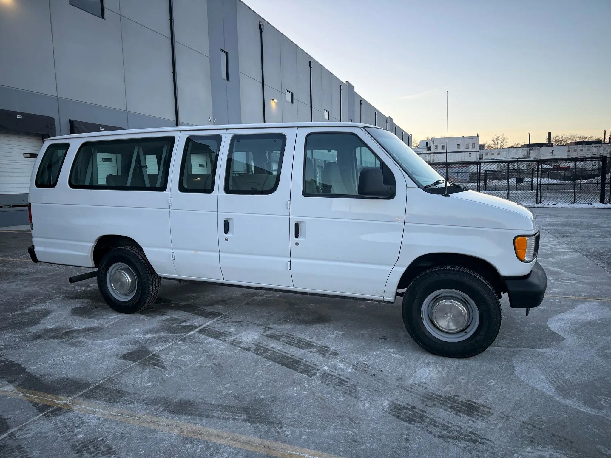 Used 2003 Ford E-350 and Econoline 350 XLT image 11