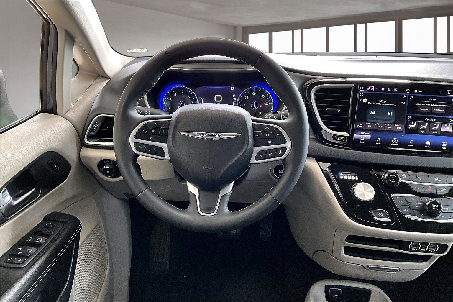 Used 2023 Chrysler Pacifica Touring-L image 6