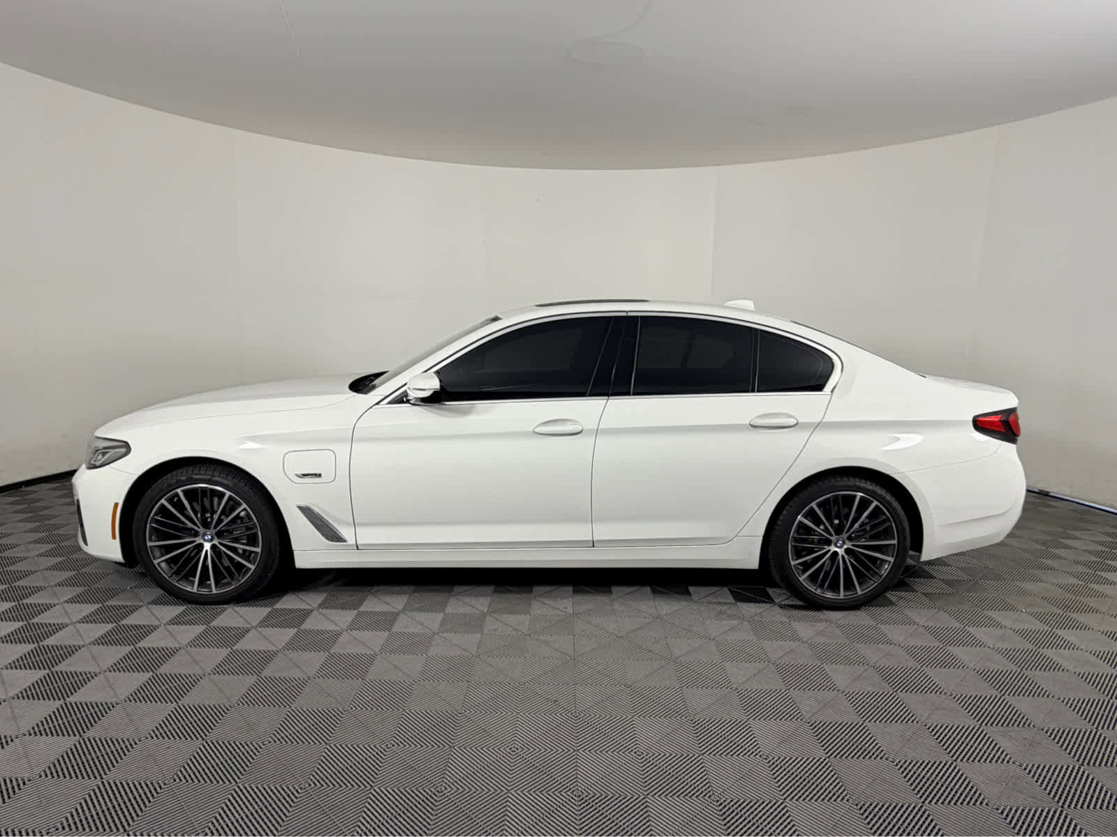 Used 2023 BMW 530e w/ Convenience Package image 7