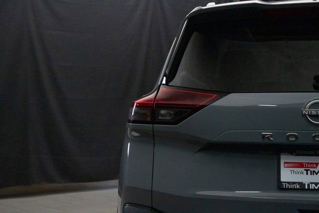 Used 2023 Nissan Rogue SL w/ SL Premium Package image 12