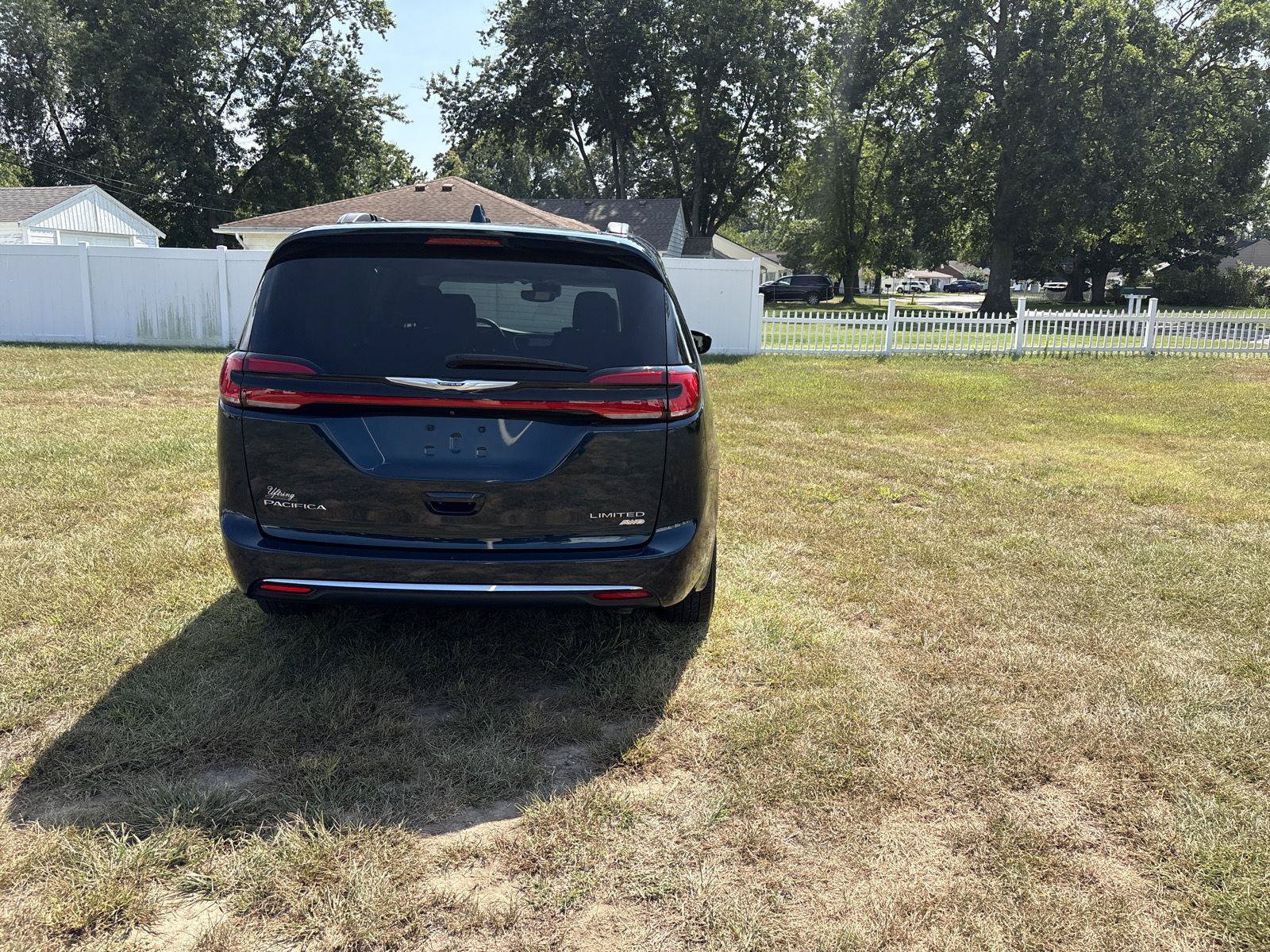 Used 2022 Chrysler Pacifica Limited w/ Uconnect Theater Family Group AWD/4WD image 6