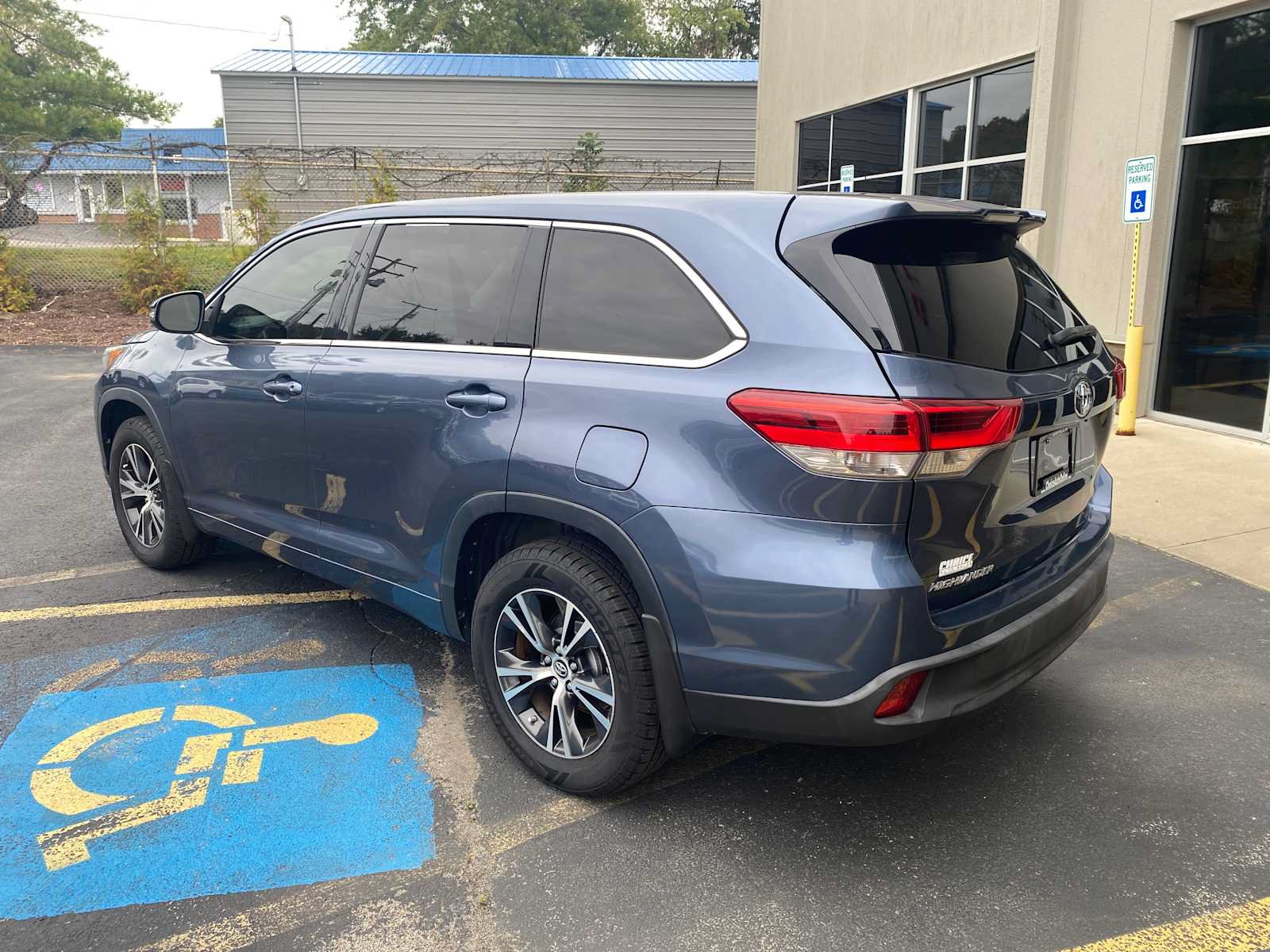 Used 2018 Toyota Highlander LE FWD image 3