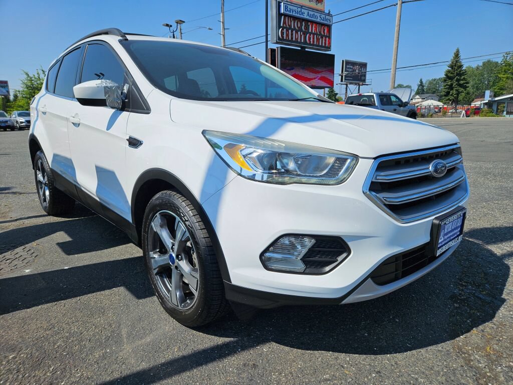 Used 2017 Ford Escape SE w/ SE Leather Comfort Package FWD image 6