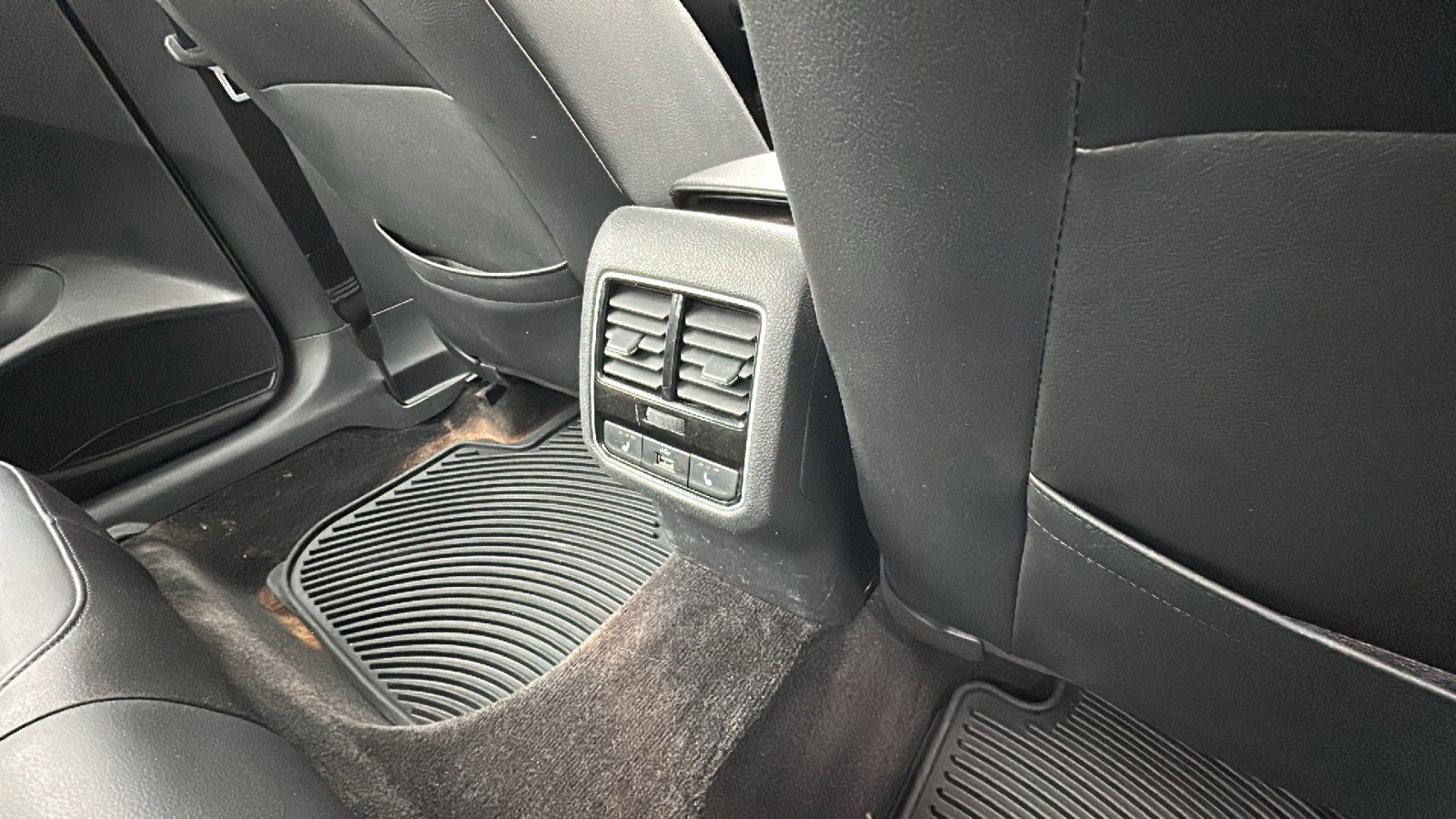 Used 2018 Volkswagen Passat 2.0T SEL Premium image 26