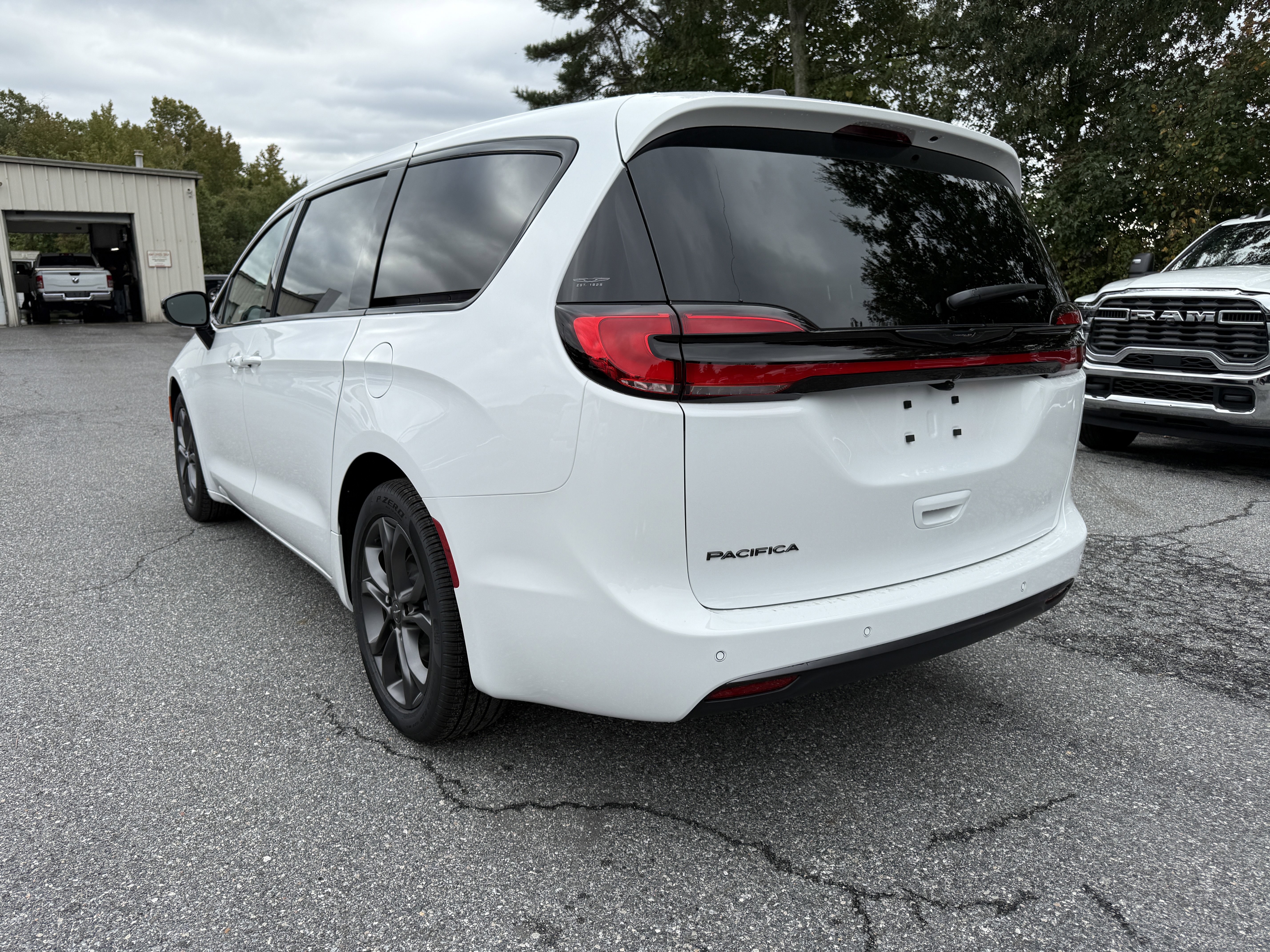 New 2026 Chrysler Pacifica Select image 5