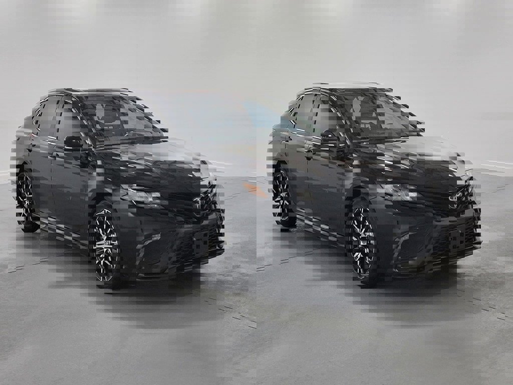 Used 2023 Toyota Camry SE image 2