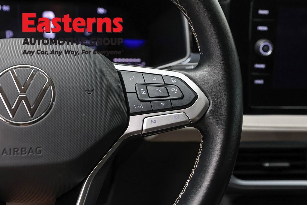 Used 2025 Volkswagen Taos SE AWD/4WD image 16