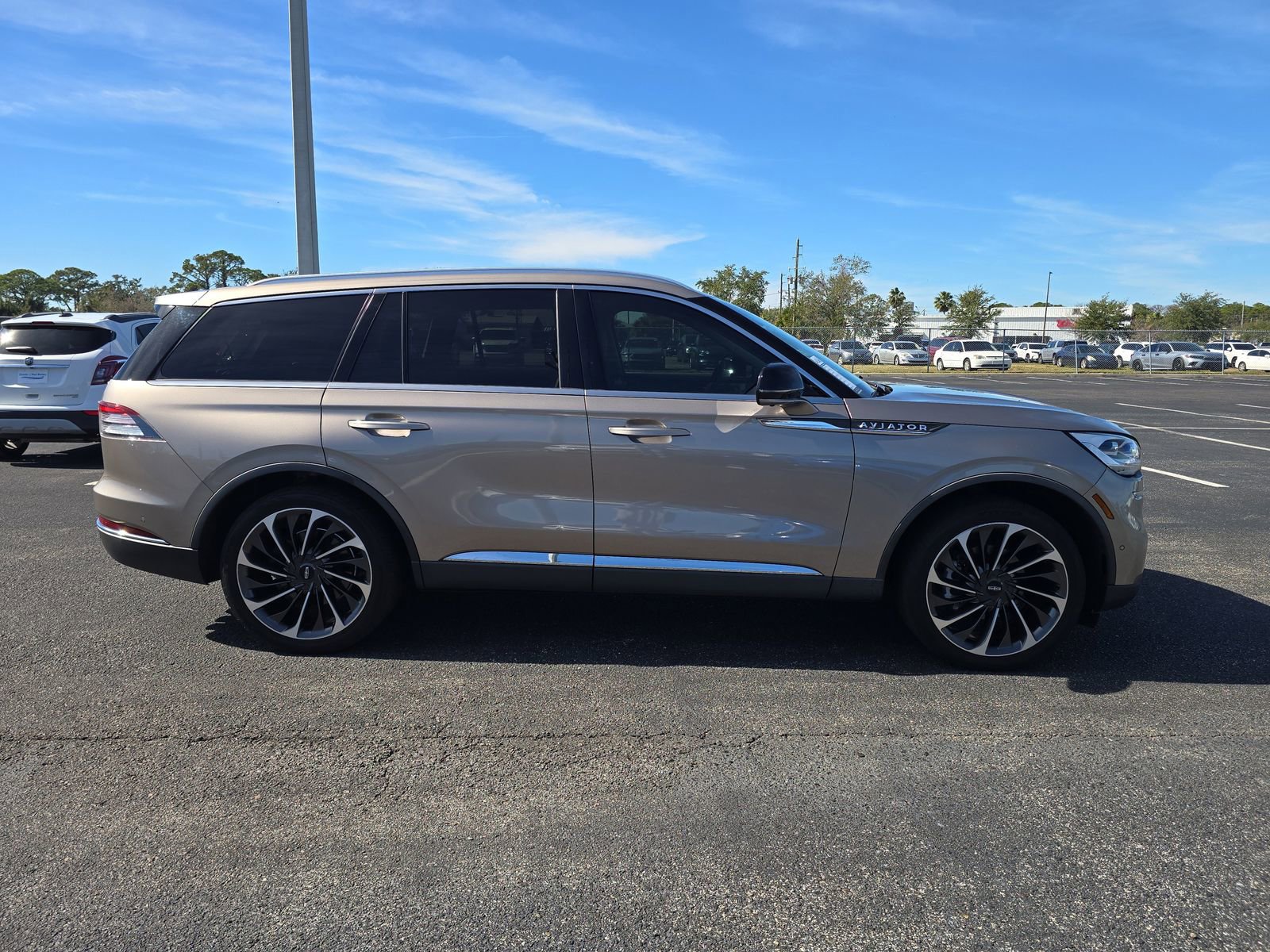 Used 2020 Lincoln Aviator Reserve w/ Equipment Group 202A image 3