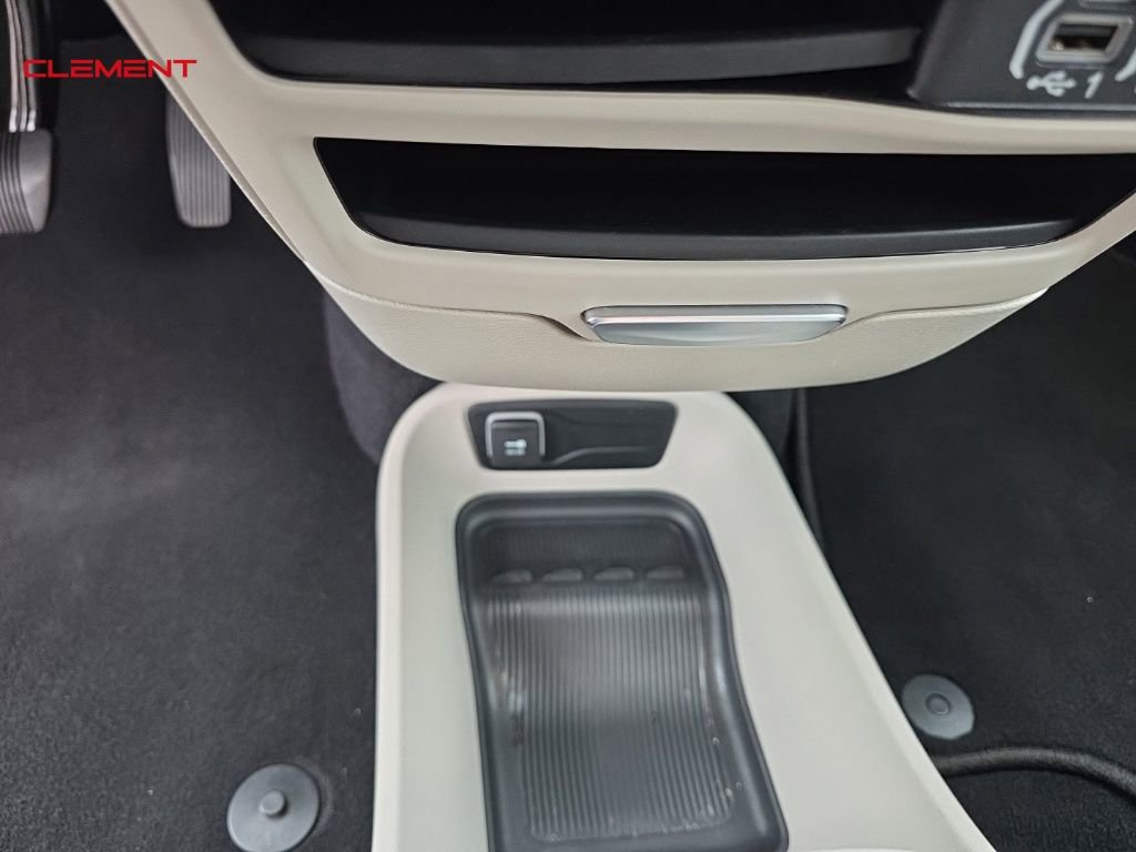 Used 2023 Chrysler Pacifica Touring-L image 14