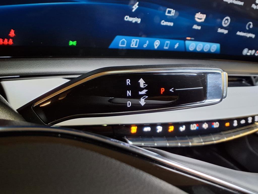 Used 2025 Cadillac Optiq Sport 1 w/ LPO, ONYX Package image 11