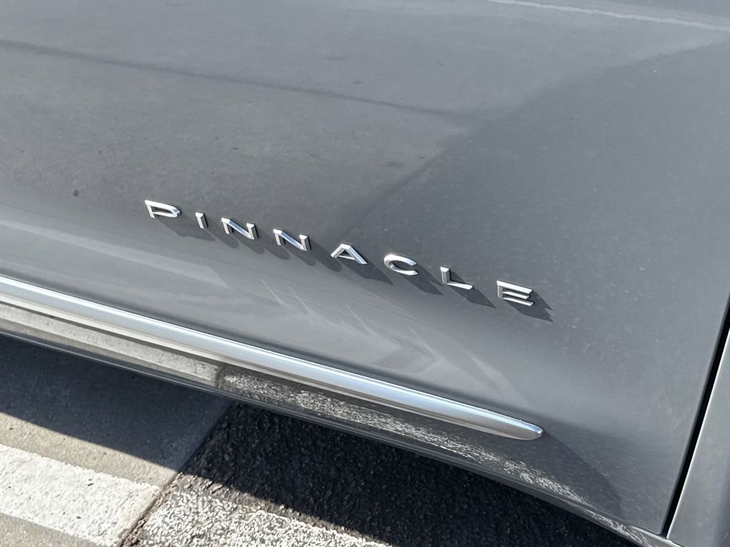 Used 2023 Chrysler Pacifica Pinnacle image 2