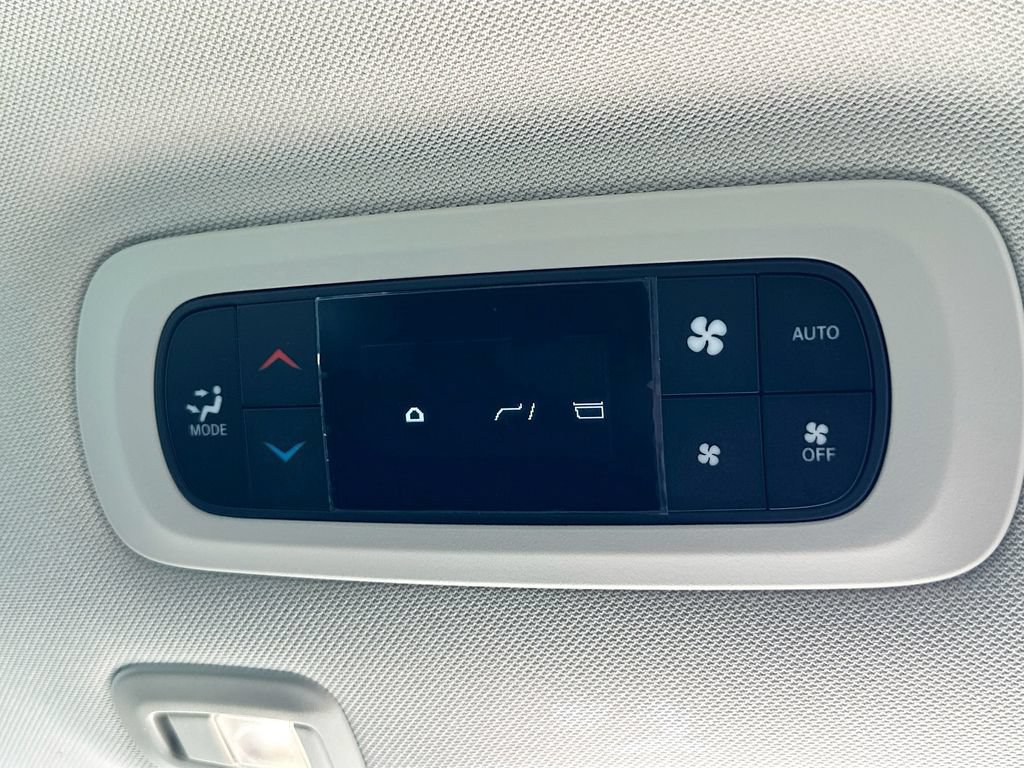 Used 2017 Chrysler Pacifica Limited w/ UConnect Theater Package FWD image 25