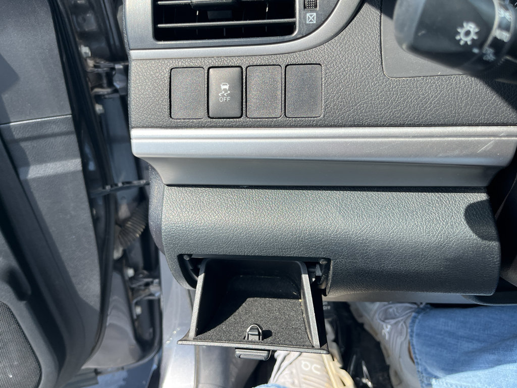 Used 2014 Toyota Camry SE w/ Moonroof Package FWD image 10