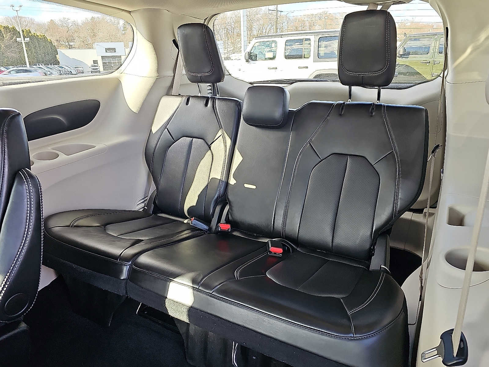Used 2024 Chrysler Pacifica Touring-L image 10