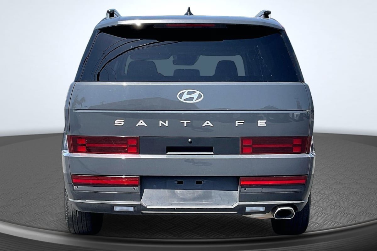 Used 2025 Hyundai Santa Fe SEL FWD image 4