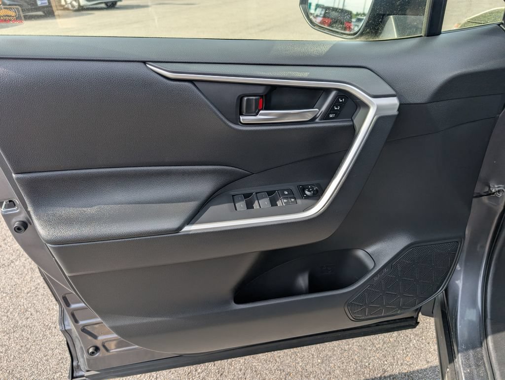 Used 2023 Toyota RAV4 XLE Premium AWD/4WD image 15