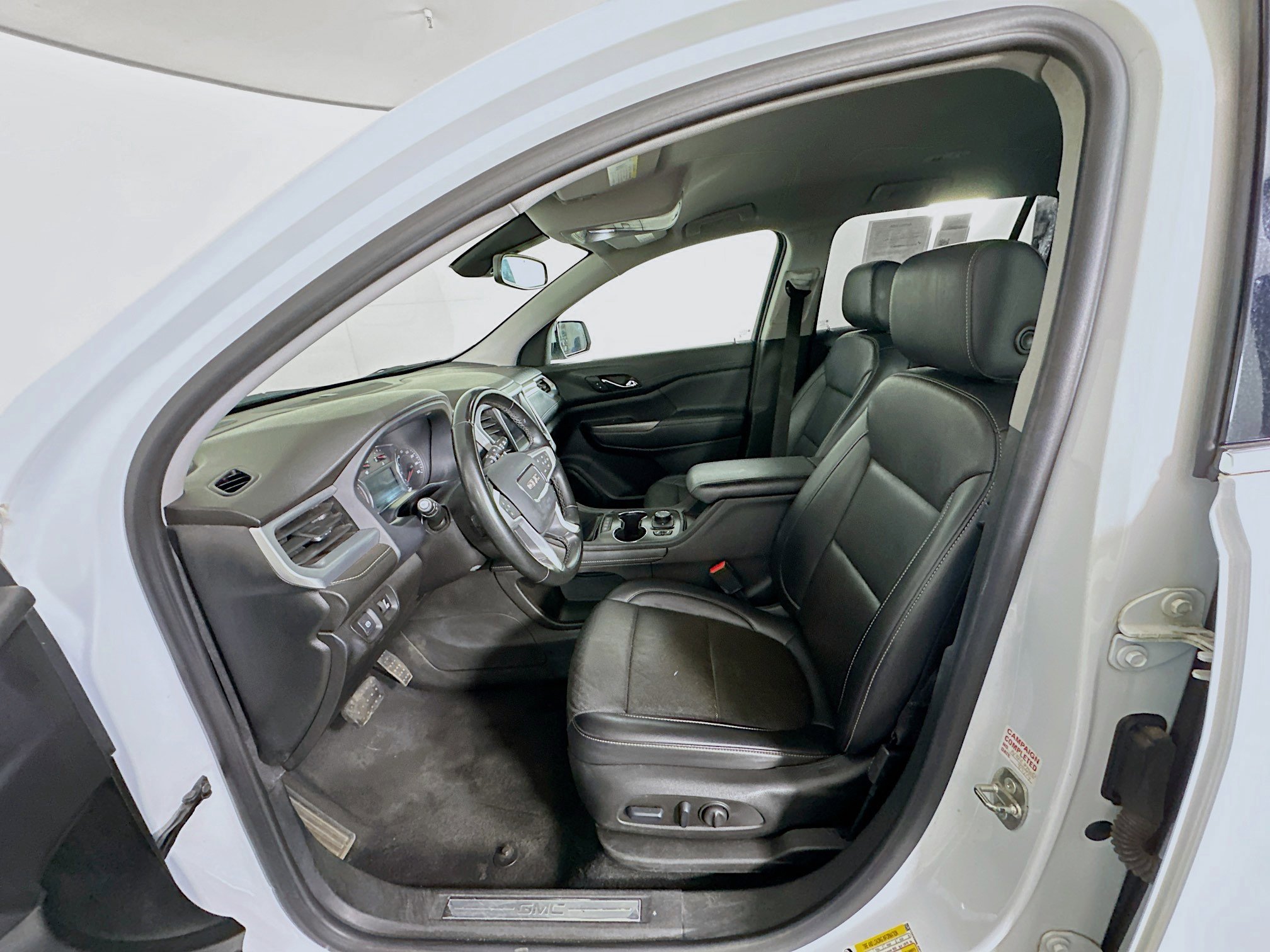 Used 2023 GMC Acadia SLT image 13