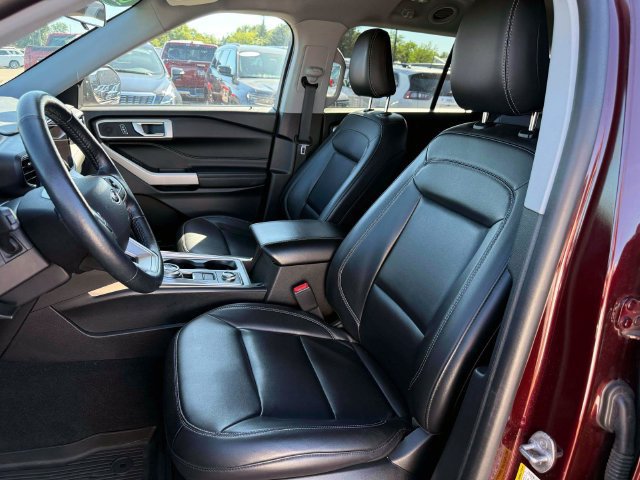 Used 2022 Ford Explorer XLT w/ Equipment Group 202A AWD/4WD image 17