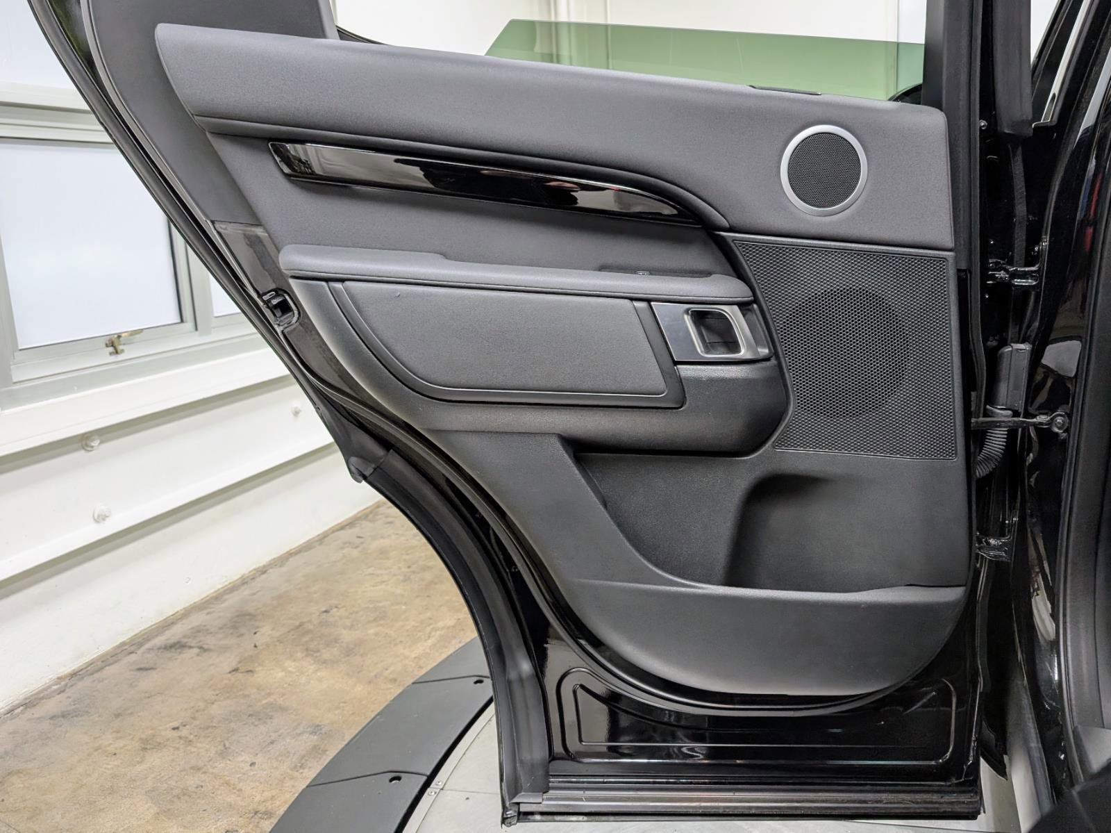 Used 2019 Land Rover Discovery SE AWD/4WD image 17