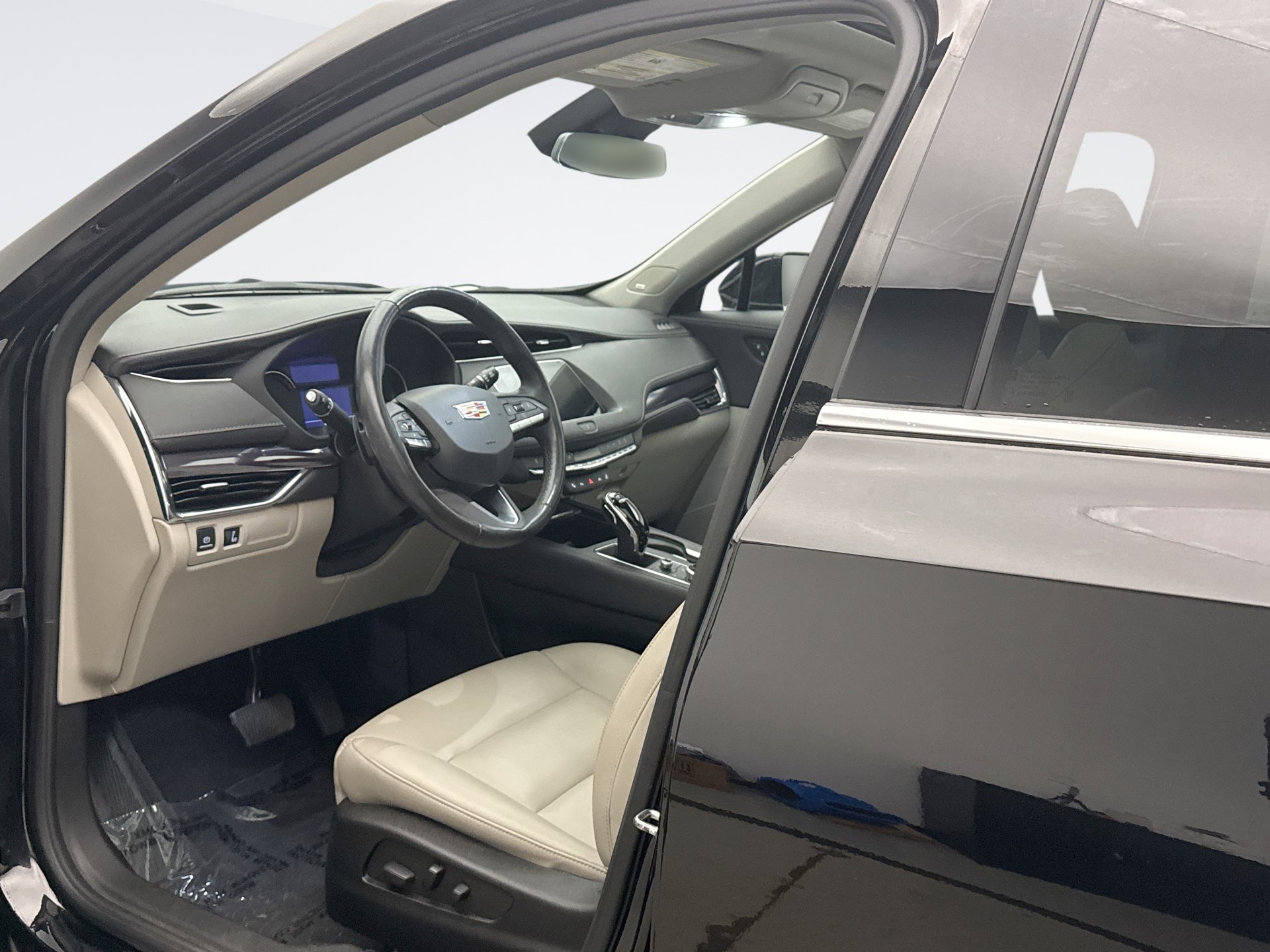 Used 2023 Cadillac XT4 Luxury w/ Cold Weather Package AWD/4WD image 10