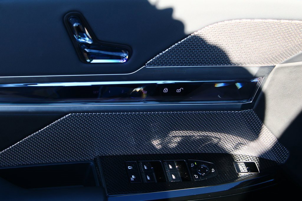 Used 2025 BMW 760i xDrive w/ Executive Package image 12