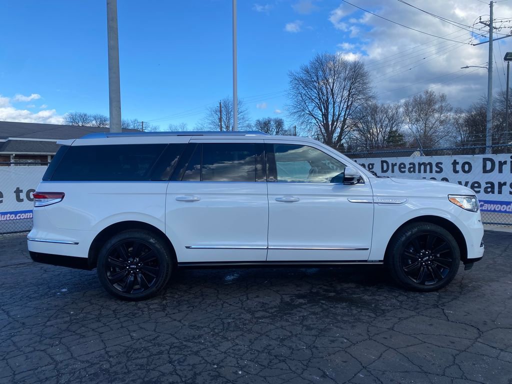 Used 2024 Lincoln Navigator L Reserve w/ Monochromatic Package image 2