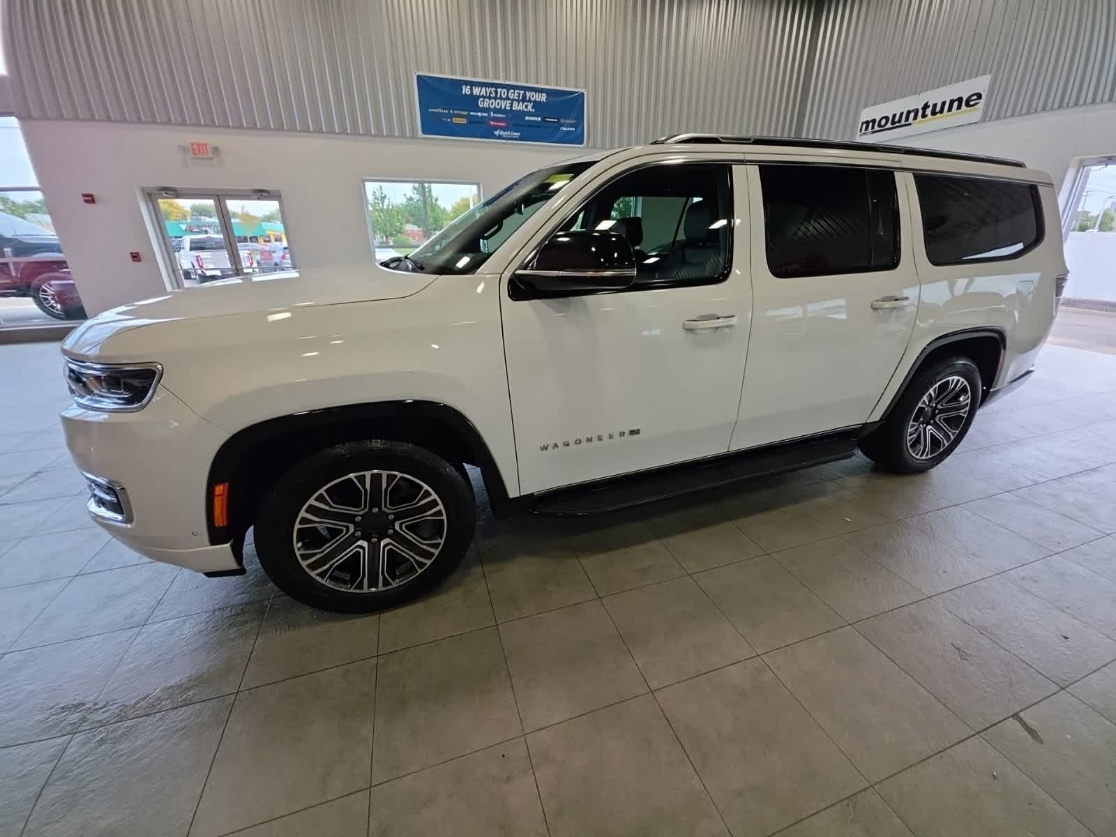Used 2023 Jeep Wagoneer L Series II AWD/4WD image 13