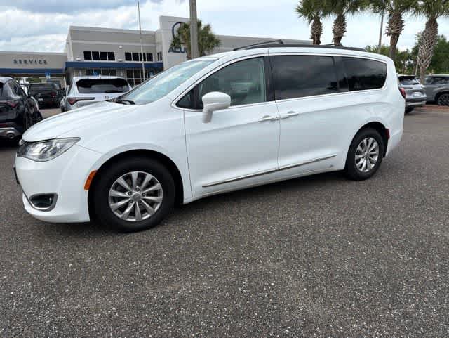 Used 2017 Chrysler Pacifica Touring-L FWD image 3