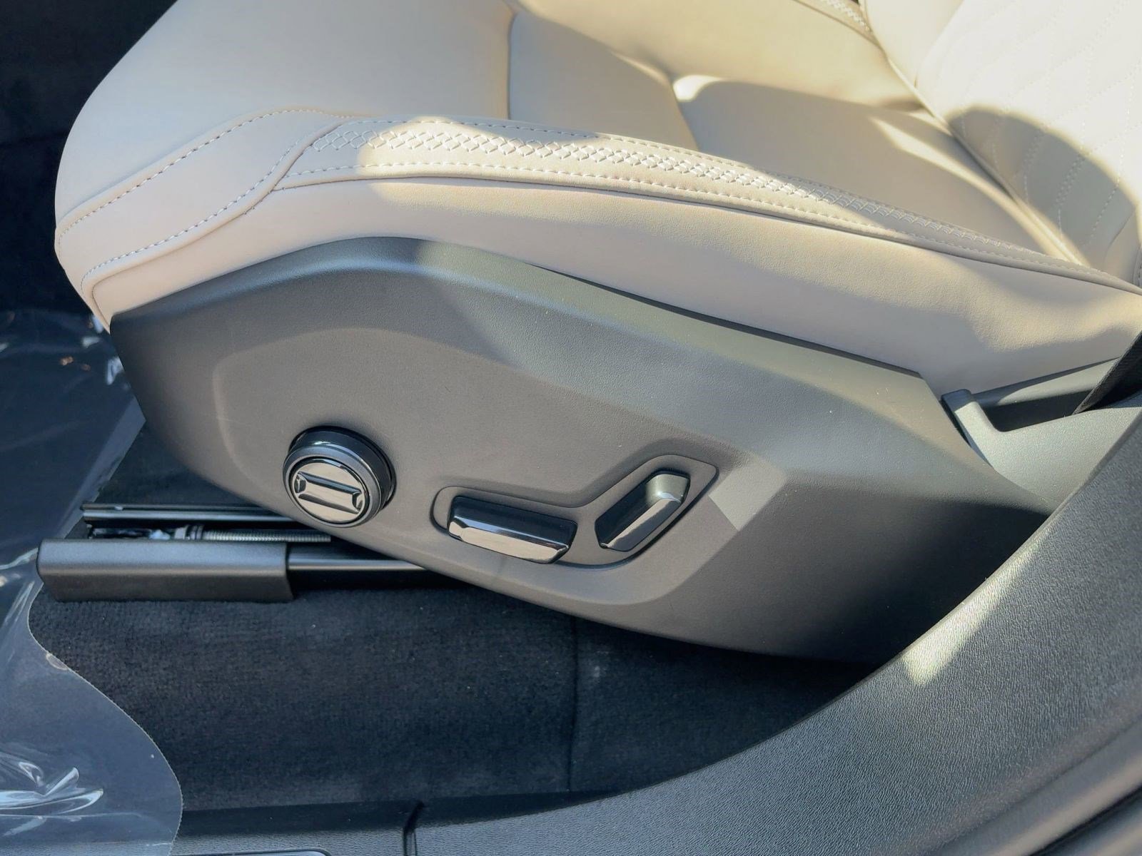 New 2026 Volvo XC90 B6 Plus w/ Protection Package image 13